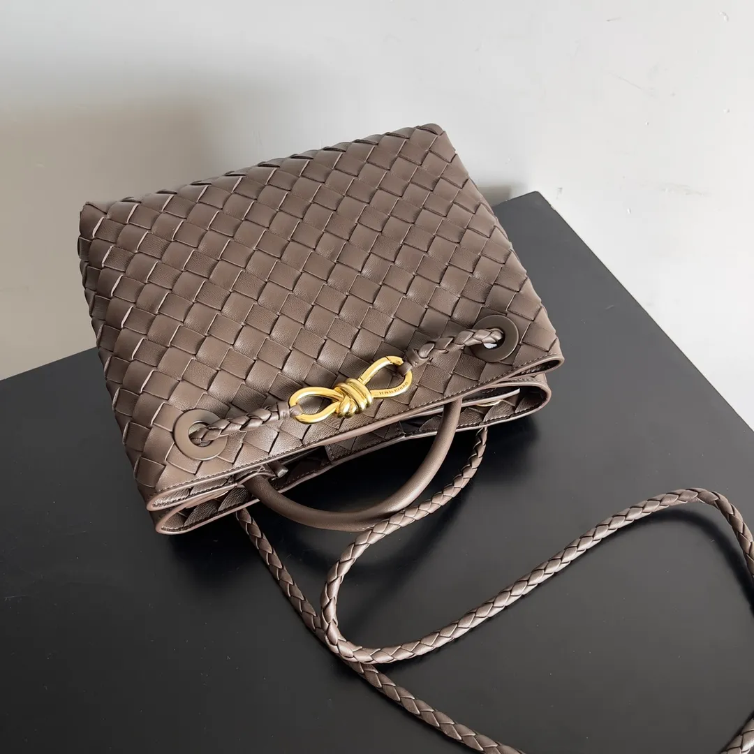 The 2023 new Andiamo batch of 1860 BV has been shipped‼ ️Really popular🔥The new Andiamo woven handbag launched by Bottega Veneta this season is really popular all over the world! ! Celebrities at home and abroad have worn it, and Oscar-winning actress Michelle Yeoh has taken it out on the street. Song Jia, Trai Yara, Yu Feihong, Sanji Ayaka, Rosie Hunting-Whiteley, Yoshioka Riho, etc. have all picked up this bag. It is classic and versatile, showing off its temperament, and the bag capacity is also large, which is very convenient for daily commuting! ! A variety of carrying methods, the shoulder straps can be adjusted by yourself, the original lambskin feels soft and delicate, and the neutral style is made to break gender boundaries and bring a more practical and longer-lasting use experience. Andiamo, which has both elegant and casual styles, perfectly interprets the true appearance of "fashionable old money style". Style number: 743568 Size: 25*22*10.5cm